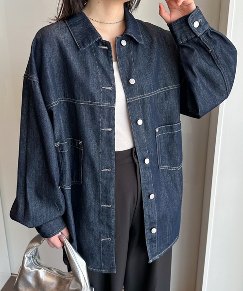 RANAN（ラナン）の「デニム素材オーバーサイズシャツ（シャツ/ブラウス・レディース・ネイビー/ライトブルー・M/L/LL）」の4枚目の写真