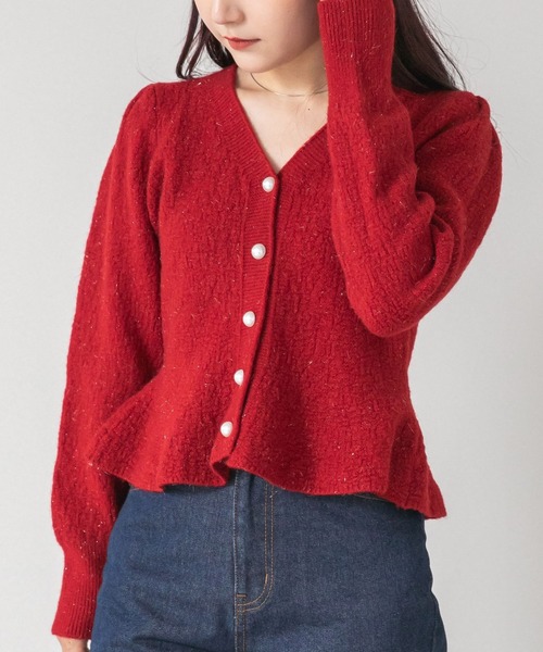 LinoU.（リノユー）の「パール釦ペプラムラメニットカーディガン（カーディガン/ボレロ・レディース・ブラウン/レッド/ブラック/アイボリー・FREE）」の4枚目の写真