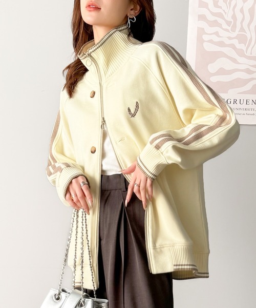 mily bilet(ミウィビレット)の「【mily bilet】配色スタンドネックがスポーティー。フロントボタン2way胸刺繍サイドレースダブルジップアップブルゾン(ブルゾン・レディース・ブラウン/ブラック/アイボリー・LARGE/MEDIUM/SMALL/X-LARGE)」の4枚目の写真