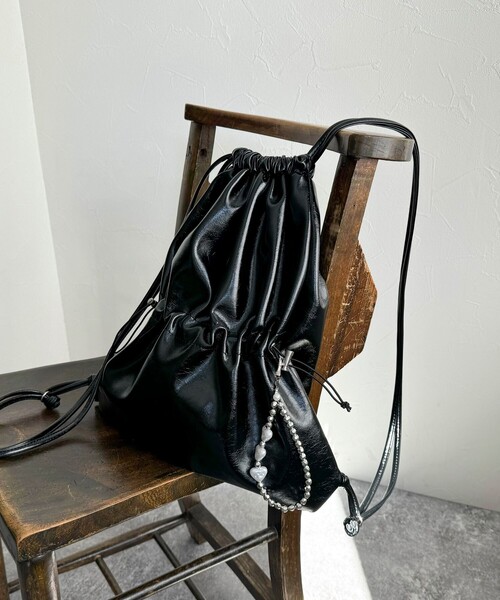 fredy emue(フレディエミュ)の「フェイクレザードロストナップサック(バックパック/リュック・レディース・キナリ/ブラック・FREE)」の2枚目の写真