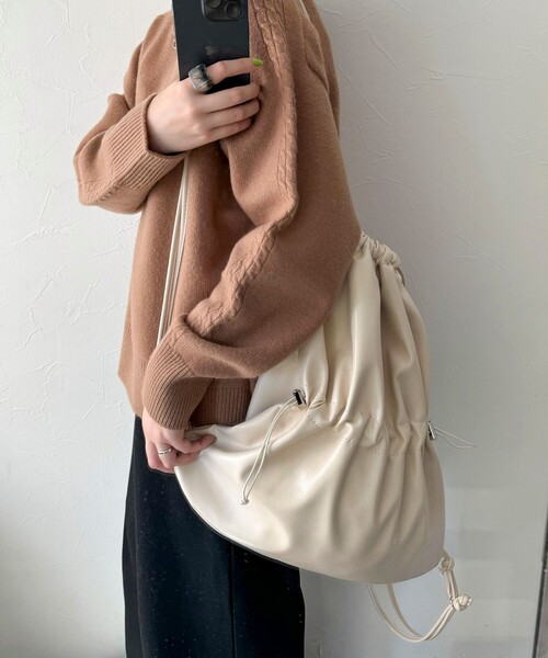 fredy emue(フレディエミュ)の「フェイクレザードロストナップサック(バックパック/リュック・レディース・キナリ/ブラック・FREE)」の4枚目の写真