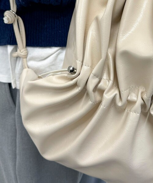 fredy emue(フレディエミュ)の「フェイクレザードロストナップサック(バックパック/リュック・レディース・キナリ/ブラック・FREE)」の11枚目の写真