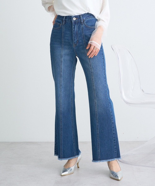 earth music&ecology（アースミュージックアンドエコロジー）の「フロントシームセミフレアデニムパンツ（デニムパンツ・レディース・ブルー系その他/ライトインディゴブルー・S/L/M）」の2枚目の写真