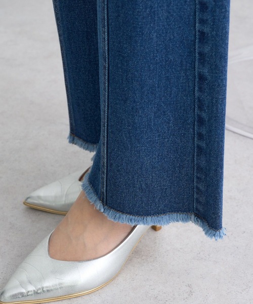 earth music&ecology（アースミュージックアンドエコロジー）の「フロントシームセミフレアデニムパンツ（デニムパンツ・レディース・ブルー系その他/ライトインディゴブルー・S/L/M）」の12枚目の写真