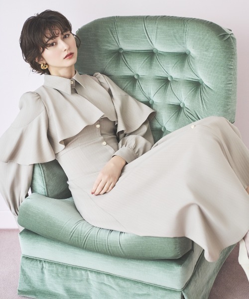 AND COUTURE(アンドクチュール)の「ケープフリルシャツワンピース(ワンピース・レディース・イエロー/ベージュ/チャコールグレー・FREE)」の1枚目の写真