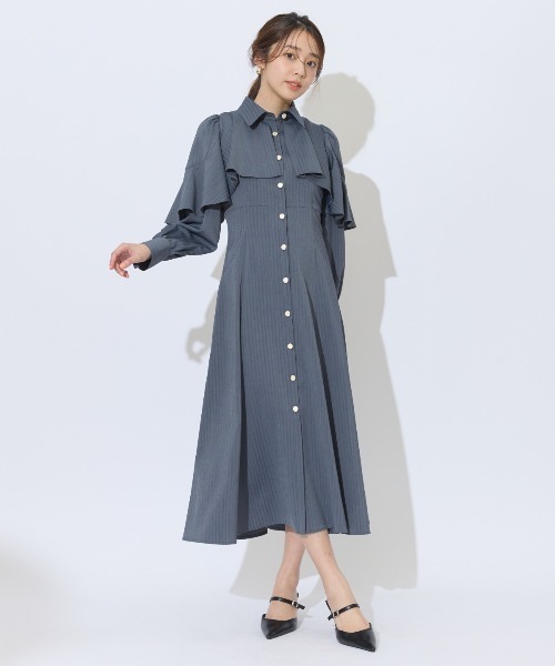 AND COUTURE(アンドクチュール)の「ケープフリルシャツワンピース(ワンピース・レディース・イエロー/ベージュ/チャコールグレー・FREE)」の2枚目の写真