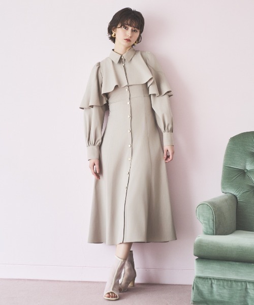 AND COUTURE(アンドクチュール)の「ケープフリルシャツワンピース(ワンピース・レディース・イエロー/ベージュ/チャコールグレー・FREE)」の5枚目の写真