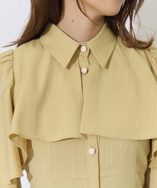 AND COUTURE(アンドクチュール)の「ケープフリルシャツワンピース(ワンピース・レディース・イエロー/ベージュ/チャコールグレー・FREE)」の7枚目の写真