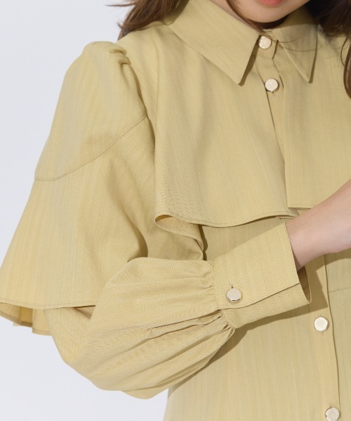 AND COUTURE(アンドクチュール)の「ケープフリルシャツワンピース(ワンピース・レディース・イエロー/ベージュ/チャコールグレー・FREE)」の8枚目の写真