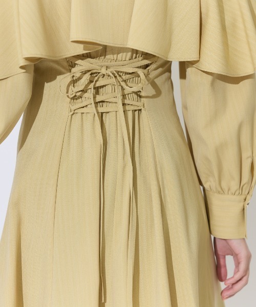AND COUTURE(アンドクチュール)の「ケープフリルシャツワンピース(ワンピース・レディース・イエロー/ベージュ/チャコールグレー・FREE)」の11枚目の写真