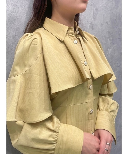 AND COUTURE(アンドクチュール)の「ケープフリルシャツワンピース(ワンピース・レディース・イエロー/ベージュ/チャコールグレー・FREE)」の19枚目の写真