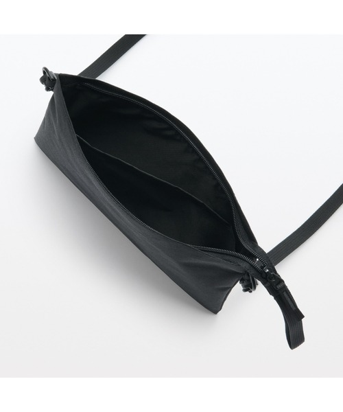 無印良品（ムジルシリョウヒン）の「ポーチとしても使える　撥水サコッシュ（ショルダーバッグ・レディース・ライトグリーン/チャコールグレー/ブラック/ライトベージュ/ブルー系・FREE）」の7枚目の写真