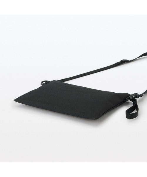 無印良品（ムジルシリョウヒン）の「ポーチとしても使える　撥水サコッシュ（ショルダーバッグ・レディース・ライトグリーン/チャコールグレー/ブラック/ライトベージュ/ブルー系・FREE）」の8枚目の写真