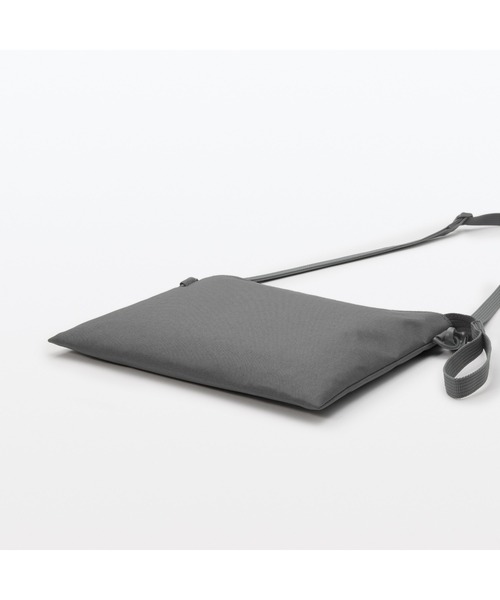 無印良品（ムジルシリョウヒン）の「ポーチとしても使える　撥水サコッシュ（ショルダーバッグ・レディース・ライトグリーン/チャコールグレー/ブラック/ライトベージュ/ブルー系・FREE）」の16枚目の写真