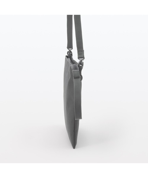 無印良品（ムジルシリョウヒン）の「ポーチとしても使える　撥水サコッシュ（ショルダーバッグ・レディース・ライトグリーン/チャコールグレー/ブラック/ライトベージュ/ブルー系・FREE）」の17枚目の写真