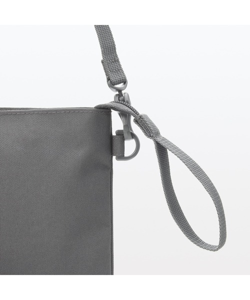 無印良品（ムジルシリョウヒン）の「ポーチとしても使える　撥水サコッシュ（ショルダーバッグ・レディース・ライトグリーン/チャコールグレー/ブラック/ライトベージュ/ブルー系・FREE）」の18枚目の写真