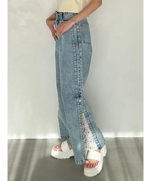 CALNAMUR（カルナムール）の「DENIM LINE SLIT PANTS/デニムラインスリットデニムパンツ（デニムパンツ・レディース・ブラック/ライトブルー・SMALL/MEDIUM）」の2枚目の写真