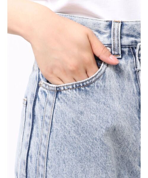 CALNAMUR（カルナムール）の「DENIM LINE SLIT PANTS/デニムラインスリットデニムパンツ（デニムパンツ・レディース・ブラック/ライトブルー・SMALL/MEDIUM）」の20枚目の写真