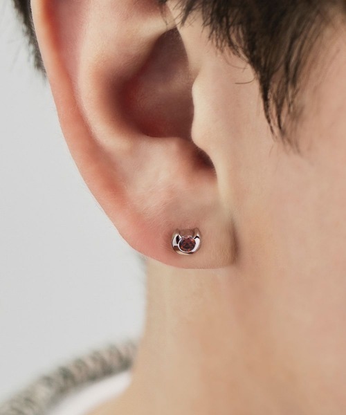 4℃ HOMME+（ヨンドシーオムプラス）の「【1月誕生石】シルバー ガーネット ピアス/片耳用（ピアス（片耳用）・メンズ・シルバー・FREE）」の4枚目の写真