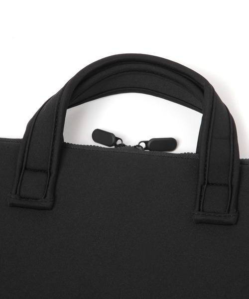 LAKOLE（ラコレ）の「ネオプレーンPCケース横型 / 156550（PC・タブレットケース・レディース・ブラック/グレー・FREE）」の5枚目の写真