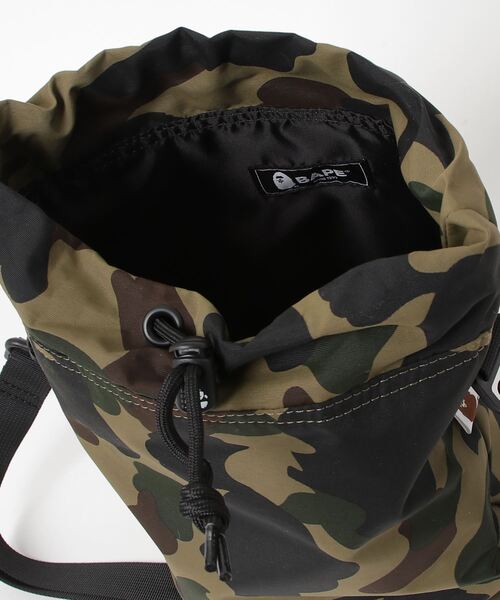 A BATHING APE（アベイシングエイプ）の「1ST CAMO DRAWSTRING BAG（ショルダーバッグ・メンズ・グリーン/イエロー・FREE）」の4枚目の写真