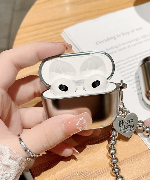 Fun & Daily（ファンアンドデイリー）の「Silver Strap Airpods 4 Case　/ エアポッズ第4世代（ヘッドフォン/イヤホン・レディース・シルバー・FREE）」の4枚目の写真