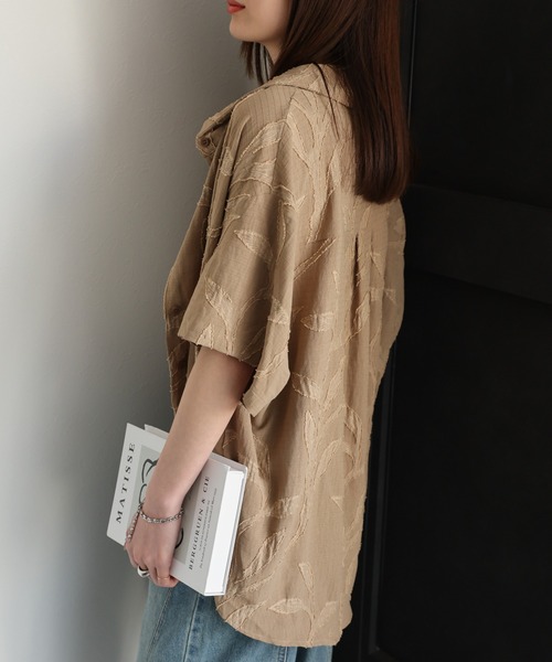 CREARE -LINO-(クレアーレリノ)の「〈ユニセックス商品〉リーフ柄半袖シャツ/前後差ヘム(シャツ/ブラウス・レディース・ブラック/ベージュ/ホワイト・FREE)」の16枚目の写真
