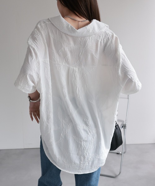 CREARE -LINO-(クレアーレリノ)の「〈ユニセックス商品〉リーフ柄半袖シャツ/前後差ヘム(シャツ/ブラウス・レディース・ブラック/ベージュ/ホワイト・FREE)」の7枚目の写真