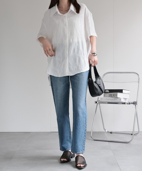 CREARE -LINO-(クレアーレリノ)の「〈ユニセックス商品〉リーフ柄半袖シャツ/前後差ヘム(シャツ/ブラウス・レディース・ブラック/ベージュ/ホワイト・FREE)」の4枚目の写真