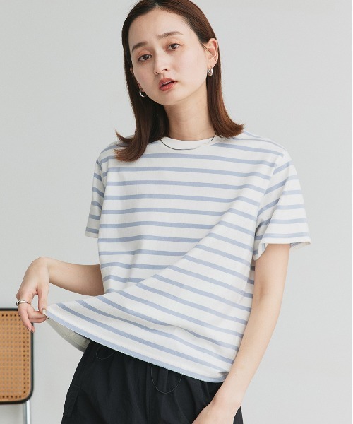 ad thie(アドティエ)の「ベーシック クルーネックTシャツ(Tシャツ/カットソー・レディース・オフホワイト/チャコール/レッド/ブラック×ホワイト/ブラック/ホワイト×ブルー/ホワイト×グリーン/ブルー/ナチュラル/ブラウン・FREE)」の4枚目の写真