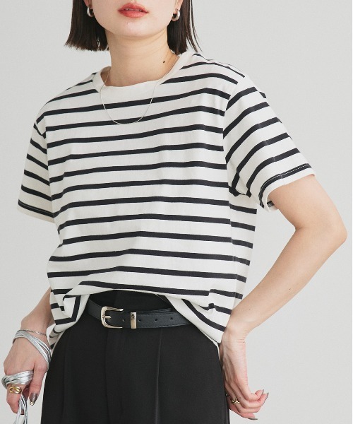 ad thie(アドティエ)の「ベーシック クルーネックTシャツ(Tシャツ/カットソー・レディース・オフホワイト/チャコール/レッド/ブラック×ホワイト/ブラック/ホワイト×ブルー/ホワイト×グリーン/ブルー/ナチュラル/ブラウン・FREE)」の6枚目の写真
