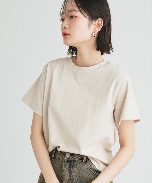 ad thie(アドティエ)の「ベーシック クルーネックTシャツ(Tシャツ/カットソー・レディース・オフホワイト/チャコール/レッド/ブラック×ホワイト/ブラック/ホワイト×ブルー/ホワイト×グリーン/ブルー/ナチュラル/ブラウン・FREE)」の9枚目の写真