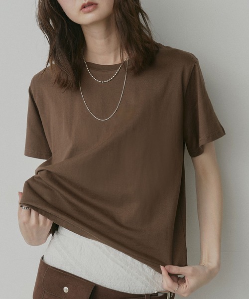 ad thie(アドティエ)の「ベーシック クルーネックTシャツ(Tシャツ/カットソー・レディース・オフホワイト/チャコール/レッド/ブラック×ホワイト/ブラック/ホワイト×ブルー/ホワイト×グリーン/ブルー/ナチュラル/ブラウン・FREE)」の8枚目の写真