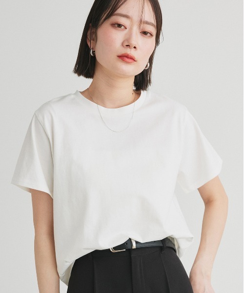 ad thie(アドティエ)の「ベーシック クルーネックTシャツ(Tシャツ/カットソー・レディース・オフホワイト/チャコール/レッド/ブラック×ホワイト/ブラック/ホワイト×ブルー/ホワイト×グリーン/ブルー/ナチュラル/ブラウン・FREE)」の2枚目の写真