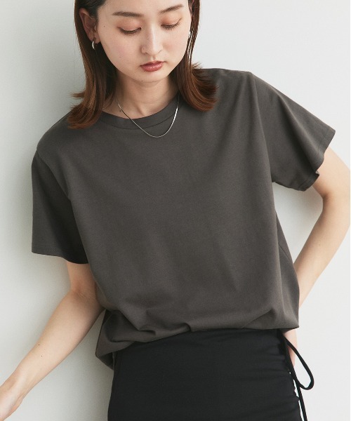 ad thie(アドティエ)の「ベーシック クルーネックTシャツ(Tシャツ/カットソー・レディース・オフホワイト/チャコール/レッド/ブラック×ホワイト/ブラック/ホワイト×ブルー/ホワイト×グリーン/ブルー/ナチュラル/ブラウン・FREE)」の7枚目の写真