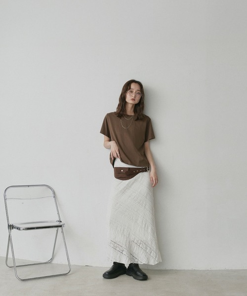 ad thie(アドティエ)の「ベーシック クルーネックTシャツ(Tシャツ/カットソー・レディース・オフホワイト/チャコール/レッド/ブラック×ホワイト/ブラック/ホワイト×ブルー/ホワイト×グリーン/ブルー/ナチュラル/ブラウン・FREE)」の13枚目の写真