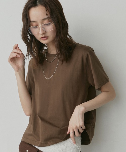 ad thie(アドティエ)の「ベーシック クルーネックTシャツ(Tシャツ/カットソー・レディース・オフホワイト/チャコール/レッド/ブラック×ホワイト/ブラック/ホワイト×ブルー/ホワイト×グリーン/ブルー/ナチュラル/ブラウン・FREE)」の12枚目の写真