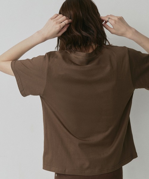 ad thie(アドティエ)の「ベーシック クルーネックTシャツ(Tシャツ/カットソー・レディース・オフホワイト/チャコール/レッド/ブラック×ホワイト/ブラック/ホワイト×ブルー/ホワイト×グリーン/ブルー/ナチュラル/ブラウン・FREE)」の11枚目の写真
