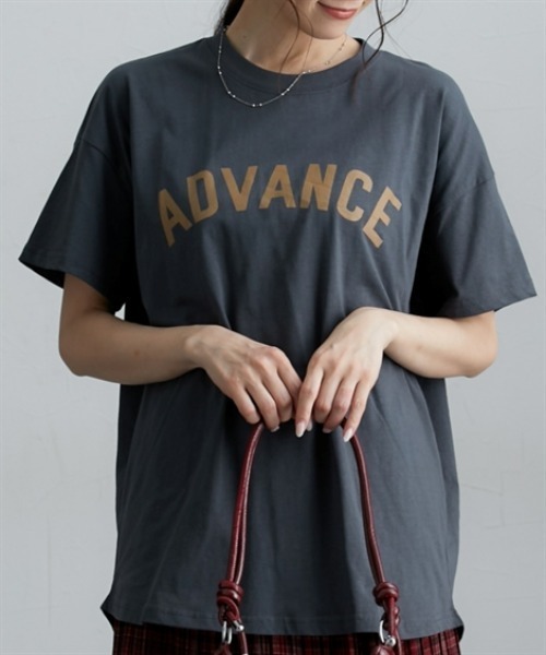 nissen(ニッセン)の「ロゴプリントオーバーサイズ半袖Tシャツ(Tシャツ/カットソー・レディース・ピンク/オフホワイト/パープル/ブルー/チャコール/ホワイト系1/グレー系1/ピンク系1/ブルー系1/オリーブ/ブラック系1・LL/3L/M/L)」の5枚目の写真