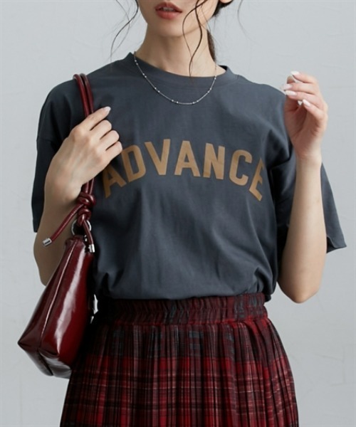 nissen(ニッセン)の「ロゴプリントオーバーサイズ半袖Tシャツ(Tシャツ/カットソー・レディース・ピンク/オフホワイト/パープル/ブルー/チャコール/ホワイト系1/グレー系1/ピンク系1/ブルー系1/オリーブ/ブラック系1・LL/3L/M/L)」の16枚目の写真