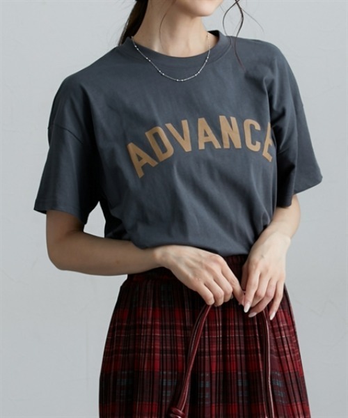 nissen(ニッセン)の「ロゴプリントオーバーサイズ半袖Tシャツ(Tシャツ/カットソー・レディース・ピンク/オフホワイト/パープル/ブルー/チャコール/ホワイト系1/グレー系1/ピンク系1/ブルー系1/オリーブ/ブラック系1・LL/3L/M/L)」の17枚目の写真
