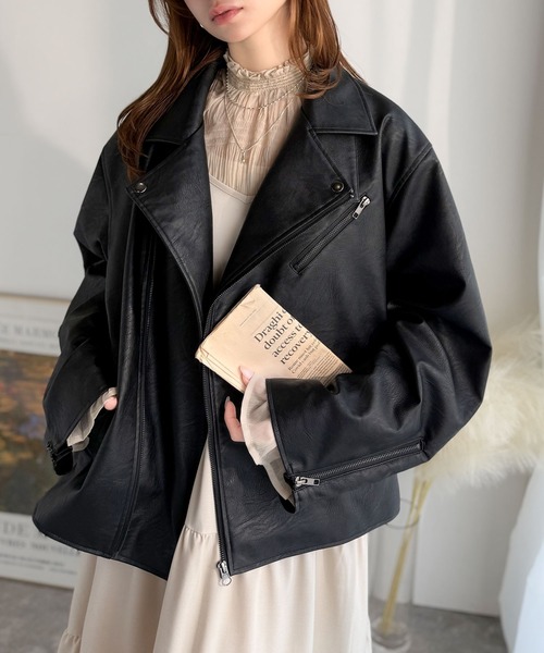 Java(ジャバ)の「《JaVaジャバコラボ》貴方に自信をくれる一着。ピリッと締まる、レザーのスパイス。フェイクレザーダブルライダースジャケット(オーバーサイズ)(ブルゾン・レディース・ブラック・LARGE/MEDIUM/X-LARGE)」の4枚目の写真