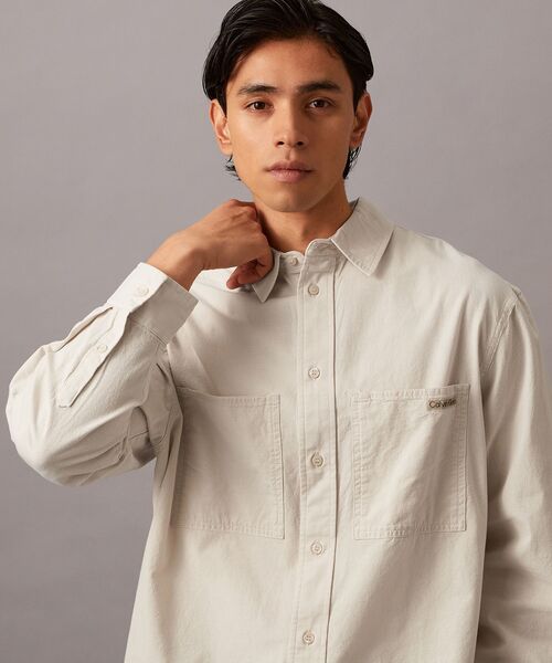 Calvin Klein(カルバン・クライン)の「シャンブレー シャツ(シャツ/ブラウス・メンズ・ライトベージュ・S/M/L/XL)」の2枚目の写真