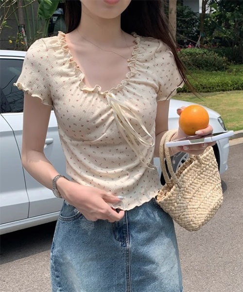 urge:(アージコロン )の「【URGE:】小花柄 ギャザー リボン カットソー(Tシャツ/カットソー・レディース・ホワイト/アイボリー・SMALL/X-LARGE/LARGE/MEDIUM)」の1枚目の写真