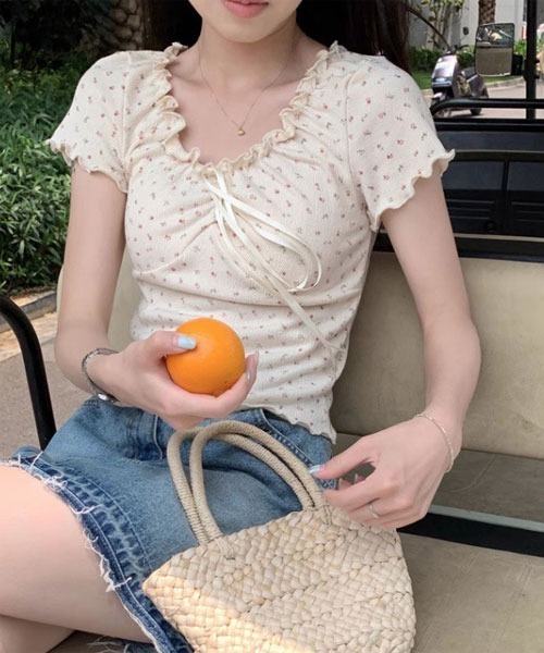 urge:(アージコロン )の「【URGE:】小花柄 ギャザー リボン カットソー(Tシャツ/カットソー・レディース・ホワイト/アイボリー・SMALL/X-LARGE/LARGE/MEDIUM)」の3枚目の写真