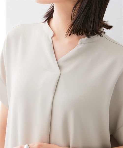 7days Life Styling(セブンデイズライフスタイリング)の「美極とろみ素材 半袖スキッパーブラウス(シャツ/ブラウス・レディース・グレー/チャコール/グレイッシュベージュ/オフホワイト・S/M/L/LL)」の9枚目の写真