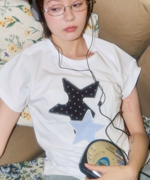 FANCY CLUB（ファンシークラブ）の「【FANCY CLUB】Mix Star Angel Patch Tee / 【ファンシークラブ】ミックススターエンジェルパッチ半袖Tシャツ（Tシャツ/カットソー・レディース・ブラック/ブラック系その他/ホワイト/ホワイト系その他・S/M）」の2枚目の写真