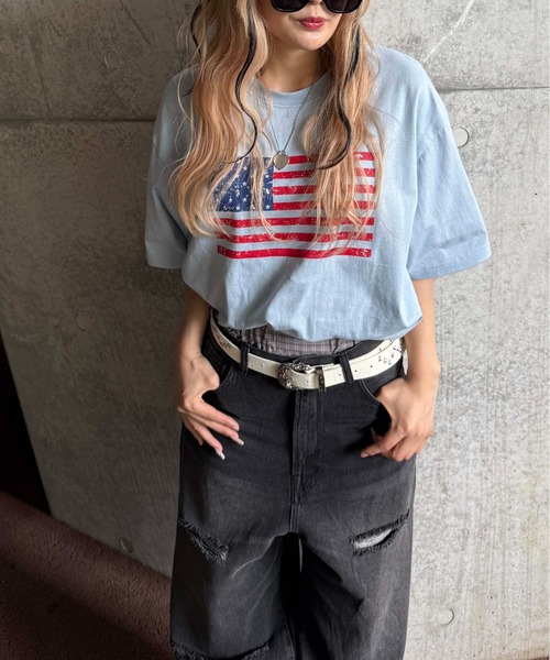 sedacle（セダクル）の「スタッズ付きフラッグTシャツ（Tシャツ/カットソー・レディース・チャコールグレー/オフホワイト/ライトブルー・SMALL/MEDIUM/LARGE）」の3枚目の写真