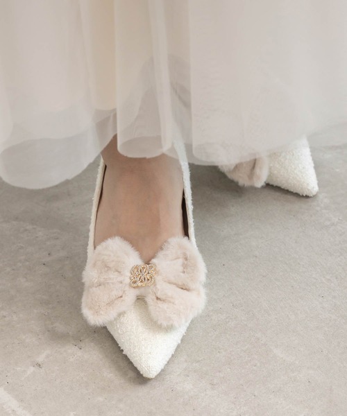 grape ஐもこもこ ファー リボン ホワイトパンプス RANDA（ランダ）の「2WAY ファーリボンパーツパンプス（パンプス