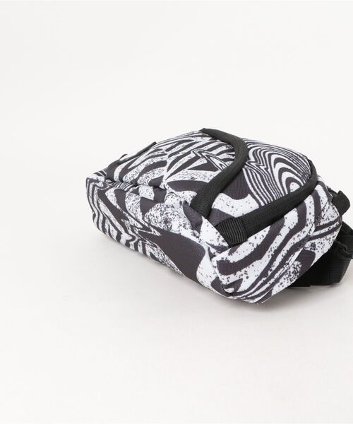 VOLCOM（ボルコム）の「【VOLCOM/ボルコム】Waisted Pac/ロゴワンポイント総柄ボディバッグ・ウエストポーチ（ボディバッグ/ウエストポーチ・メンズ・ブラウン系その他/グリーン系その他・FREE）」の4枚目の写真